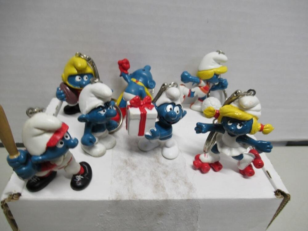 7 Different Vintage Smurf Key chanis C345